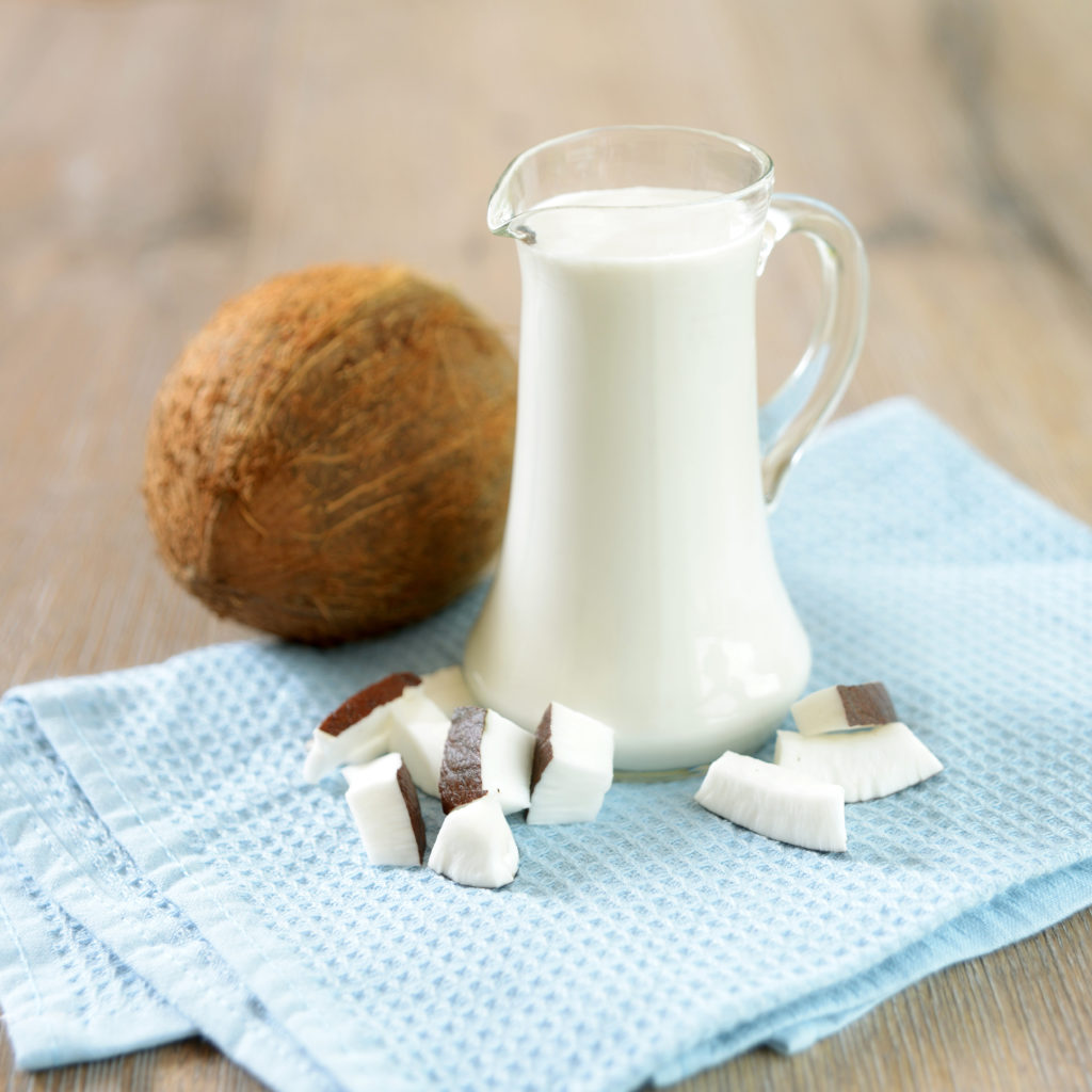La leche de coco fortalece el sistema inmunológico y aumenta las defensas del organismo. 